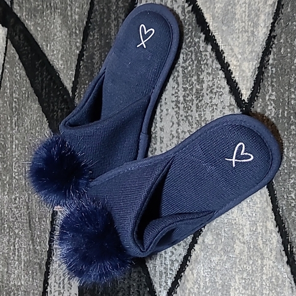 VICTORIA SECRET 2017 EMBROIDERED KNIT POM-POM SLIPPERS - Picture 6 of 10